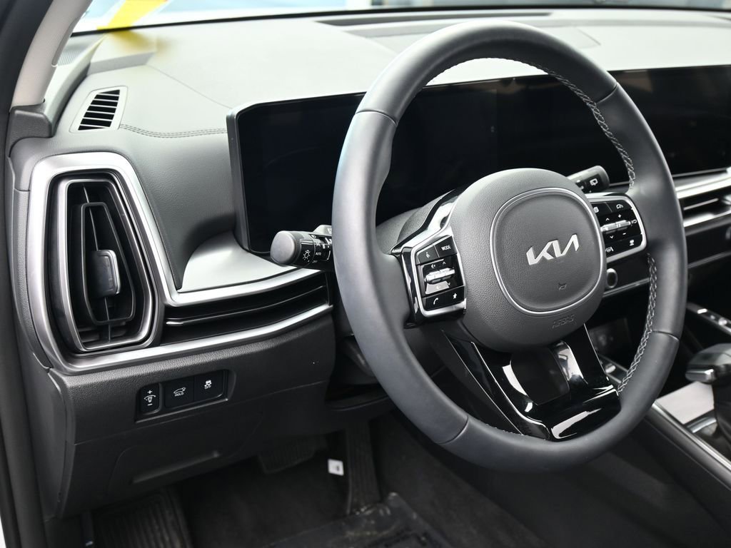 Used 2025 Kia Sorento EX w/ Panoramic Sunroof Package FWD image 16