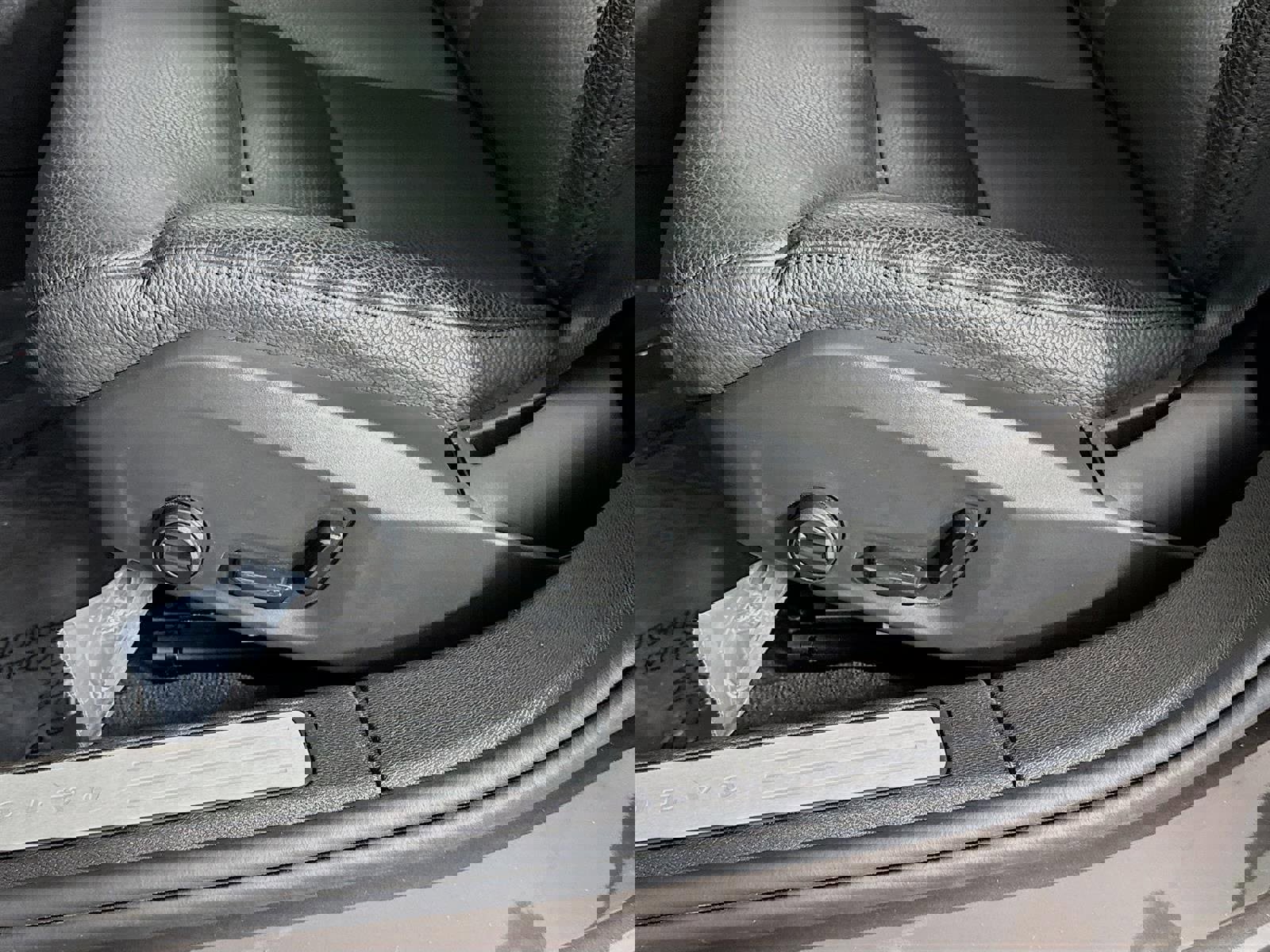 Used 2025 Volvo S60 B5 Plus image 22