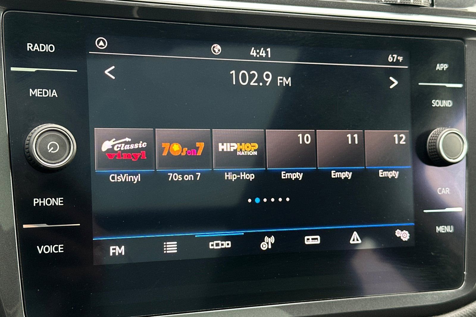 Used 2021 Volkswagen Tiguan SE w/ Panoramic Sunroof Package image 19