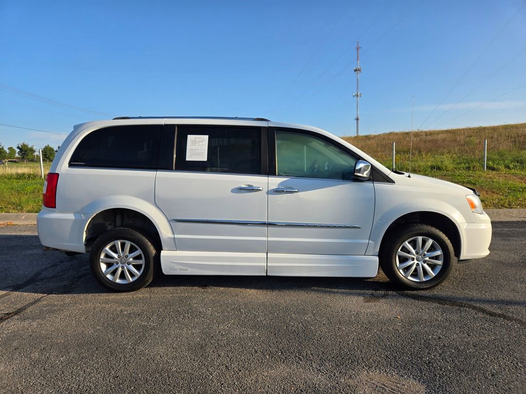 Used 2016 Chrysler Town & Country Limited Platinum image 2
