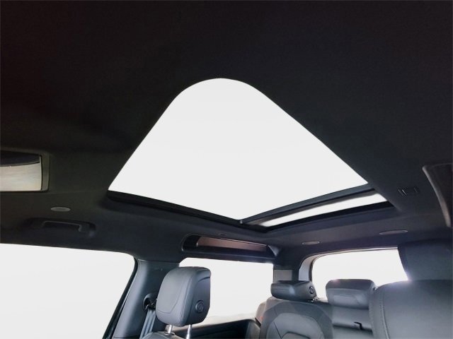 Used 2023 Land Rover Defender 90 X-Dynamic SE image 25