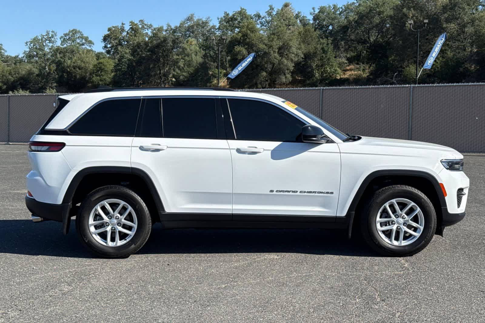 Used 2024 Jeep Grand Cherokee Laredo X AWD/4WD image 3