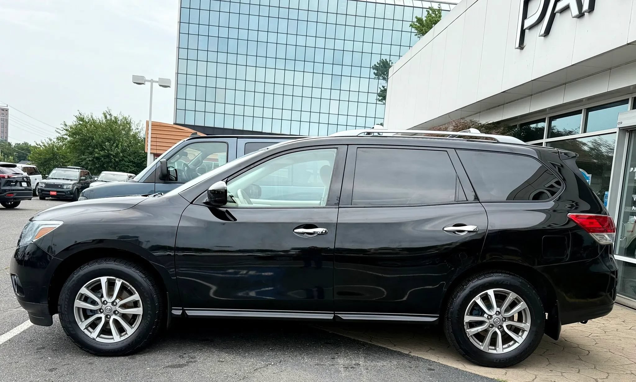 Used 2013 Nissan Pathfinder SV AWD/4WD image 4
