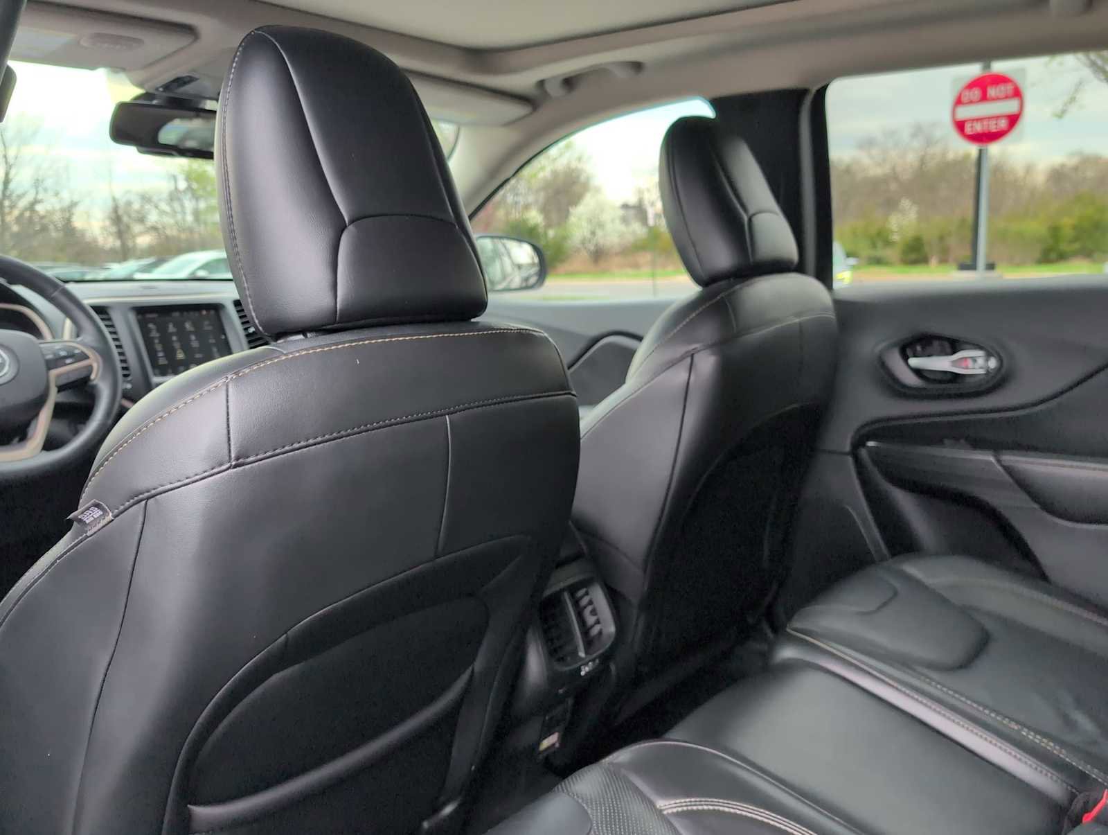 Used 2015 Jeep Cherokee Limited w/ Luxury Group image 19