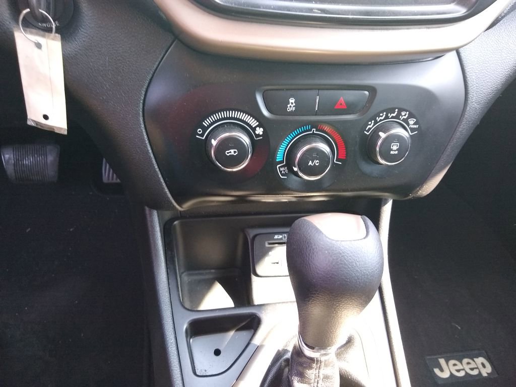 Used 2015 Jeep Cherokee Sport image 27