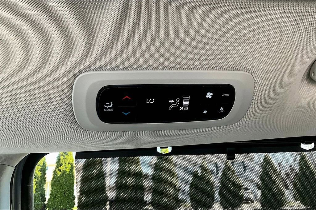 Used 2023 Chrysler Pacifica Touring-L image 10