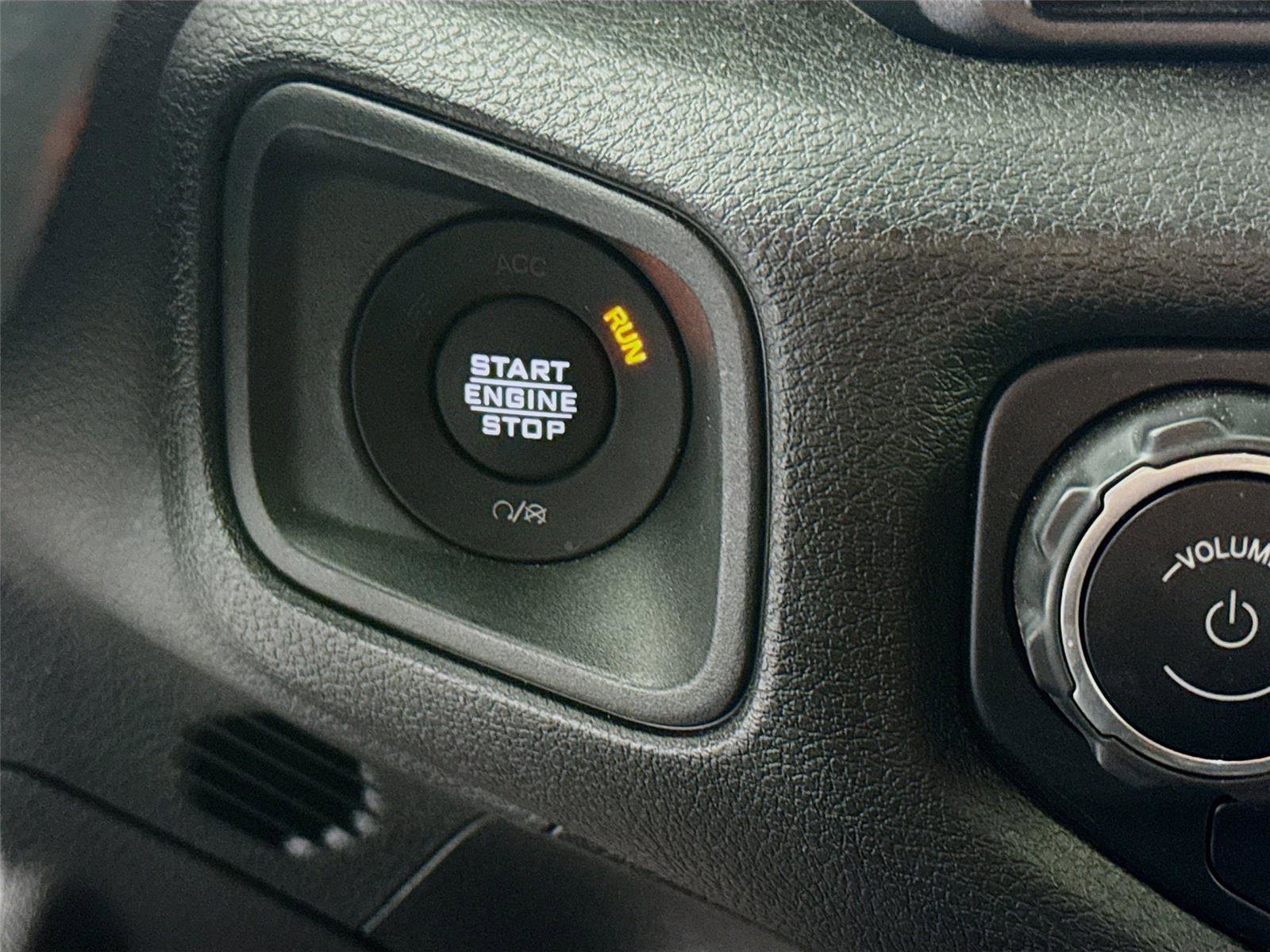 Used 2025 Jeep Gladiator Sport image 11