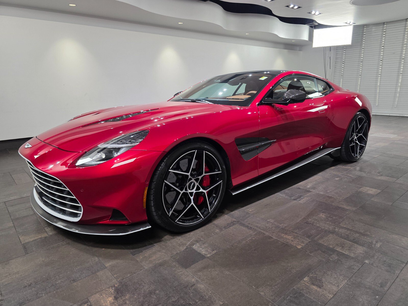 Used 2025 Aston Martin Vanquish RWD image 30