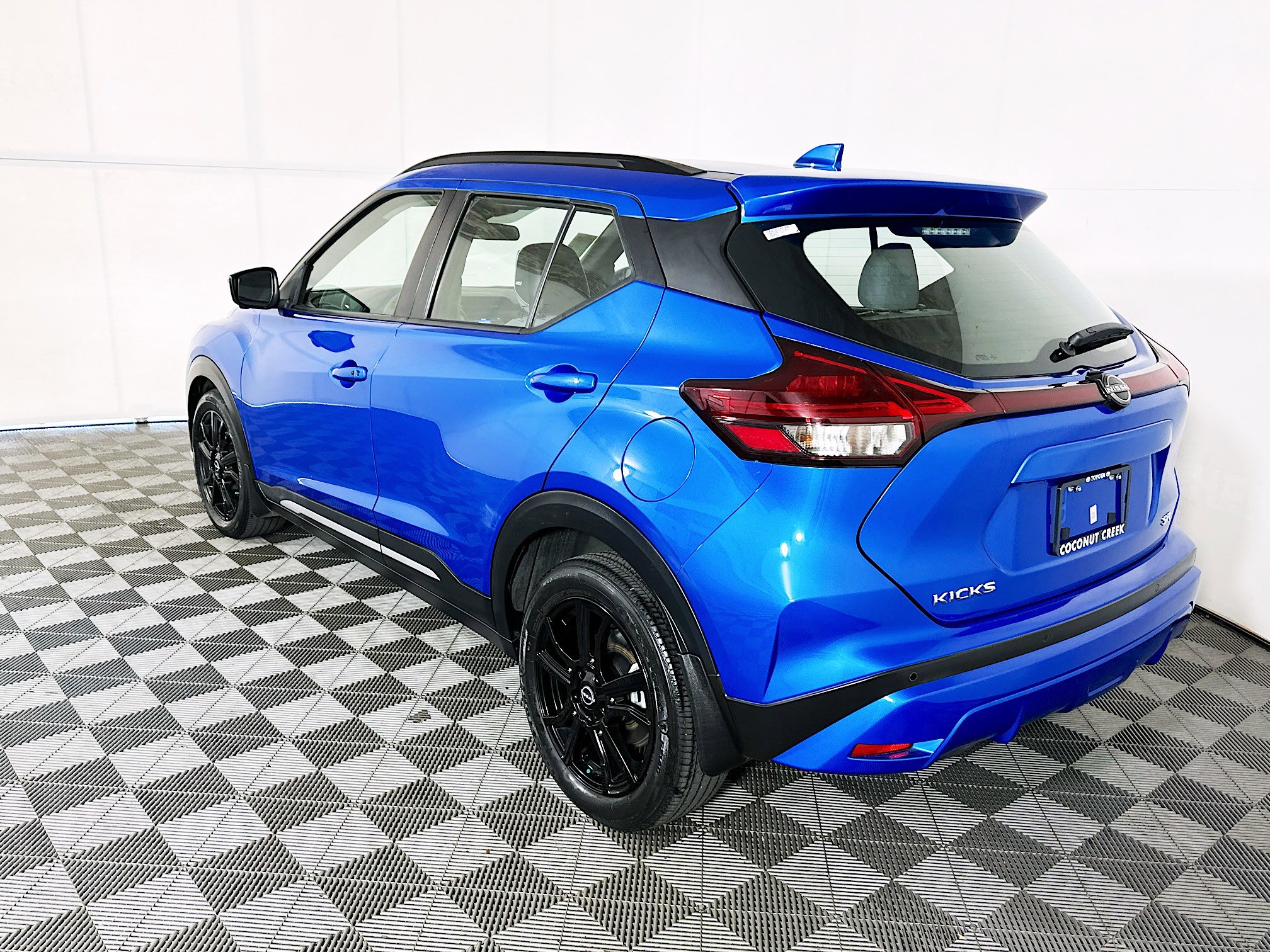 Used 2023 Nissan Kicks SR w/ SR Premium Package FWD image 5
