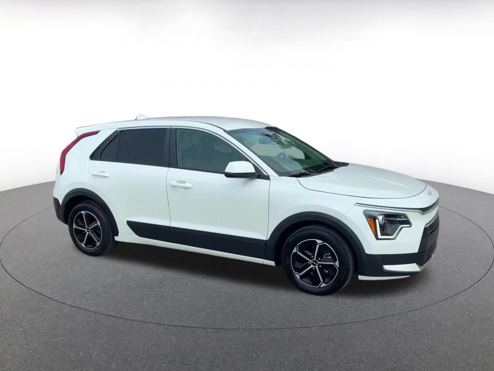 Used 2026 Kia Niro LX FWD image 2