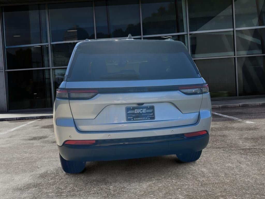 New 2025 Jeep Grand Cherokee Altitude RWD image 7