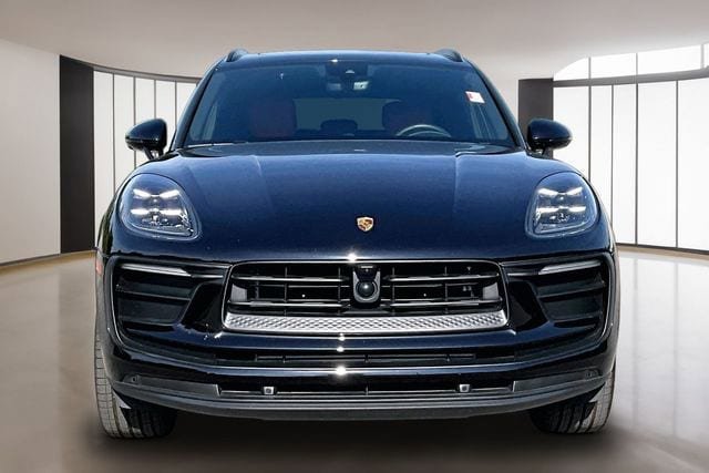 Used 2025 Porsche Macan AWD/4WD image 2
