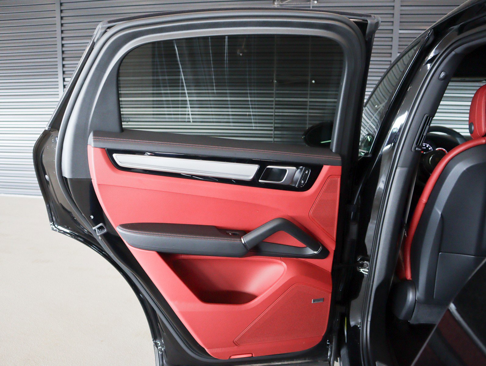 Certified 2023 Porsche Cayenne Platinum Edition image 24