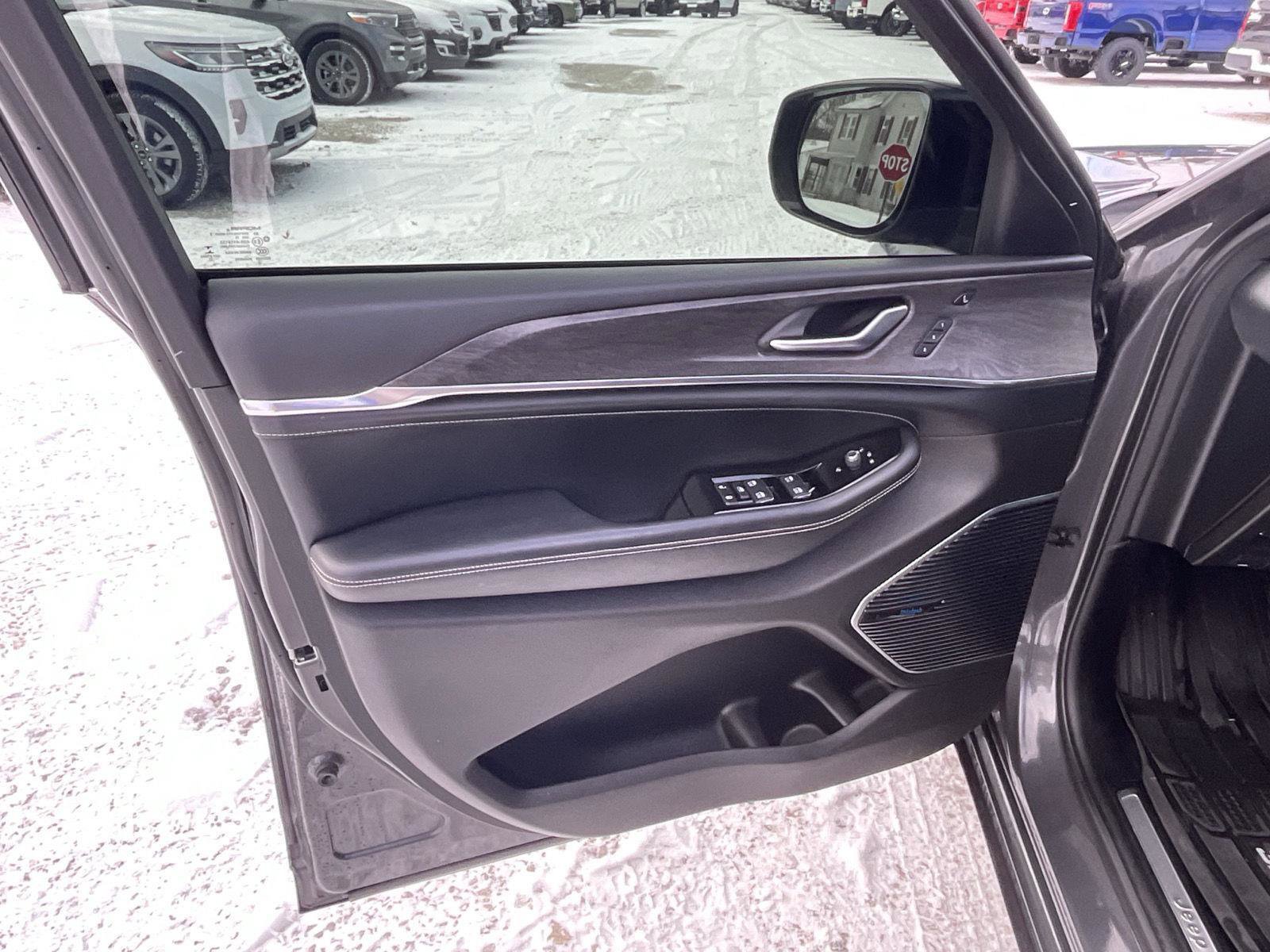 Used 2022 Jeep Grand Cherokee L Overland w/ Luxury Tech Group IV image 28