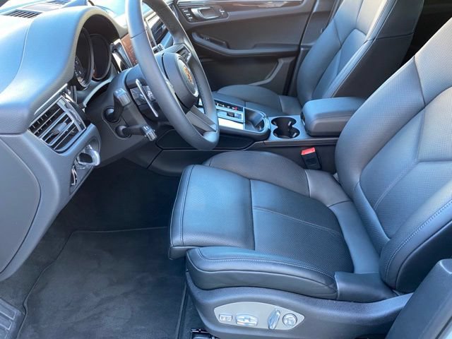 Certified 2025 Porsche Macan AWD/4WD image 20