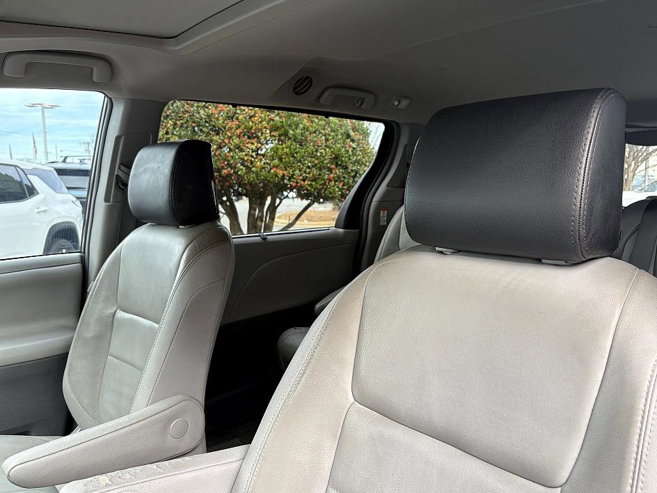 Used 2016 Toyota Sienna XLE image 21