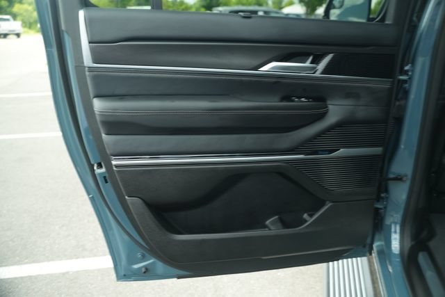 New 2026 Jeep Grand Wagoneer L Summit AWD/4WD image 15