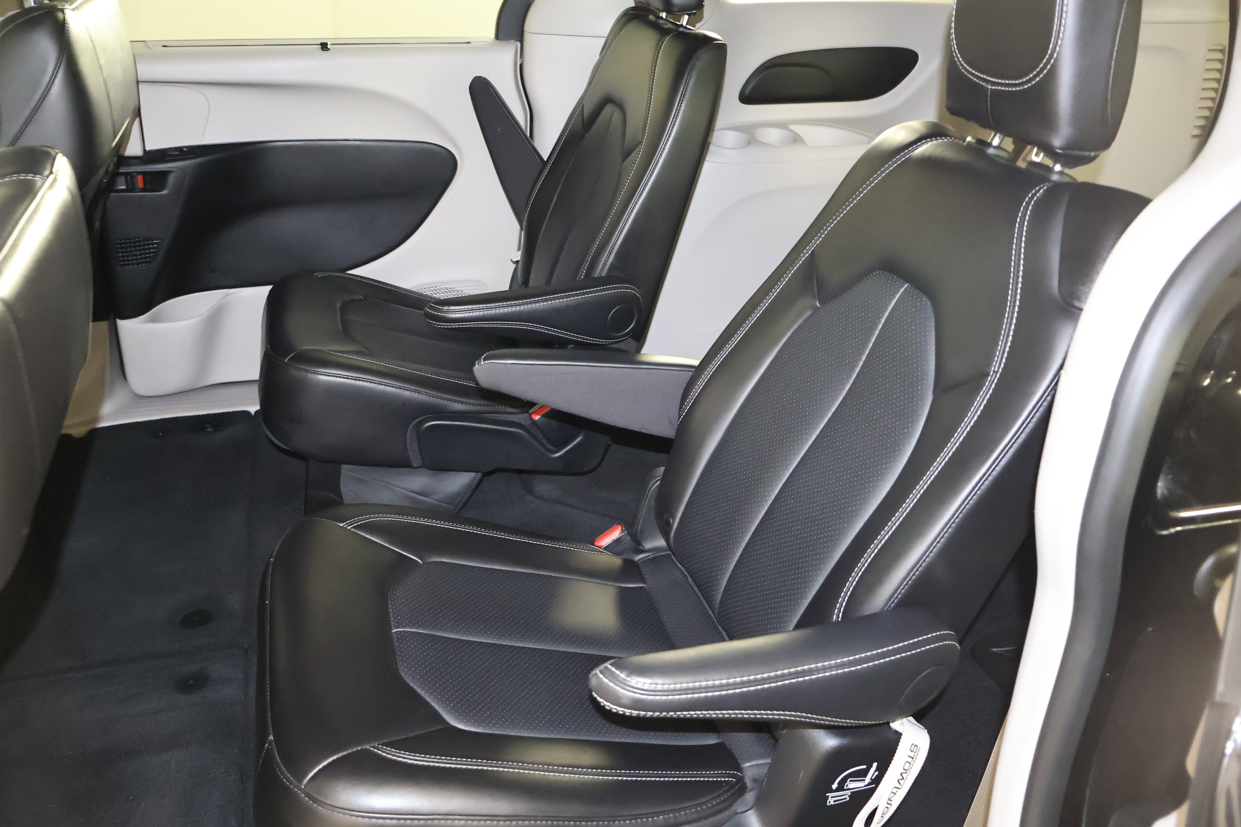 Used 2024 Chrysler Pacifica Touring-L image 46