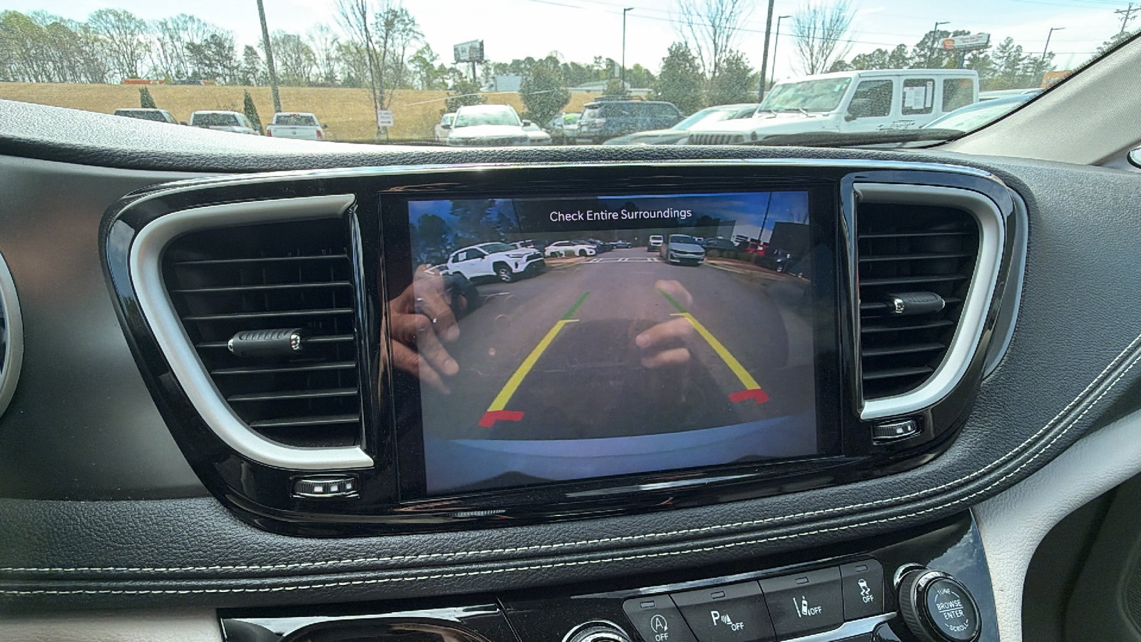 Used 2024 Chrysler Pacifica Touring-L image 31