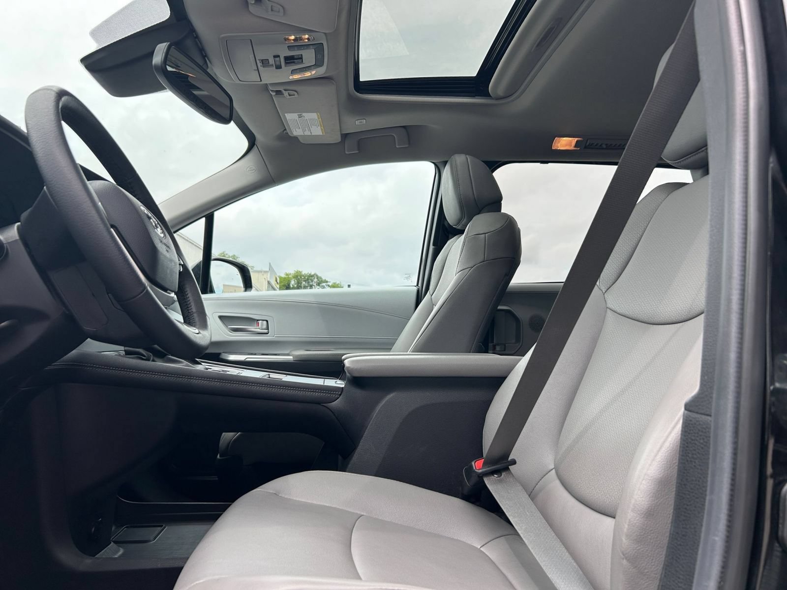 Used 2025 Toyota Sienna XLE FWD image 22