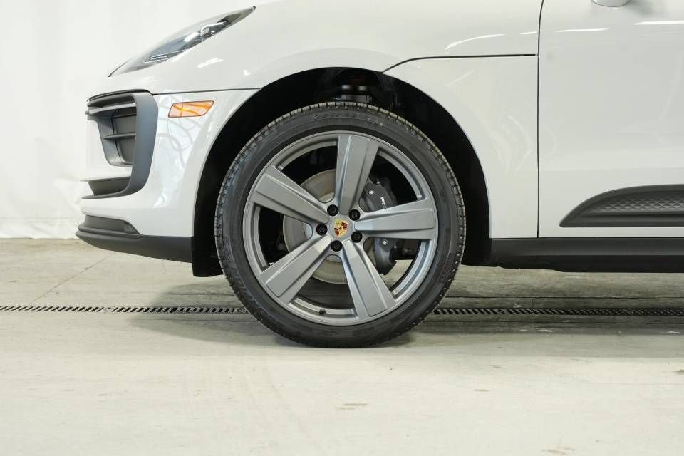 Certified 2026 Porsche Macan AWD/4WD image 42