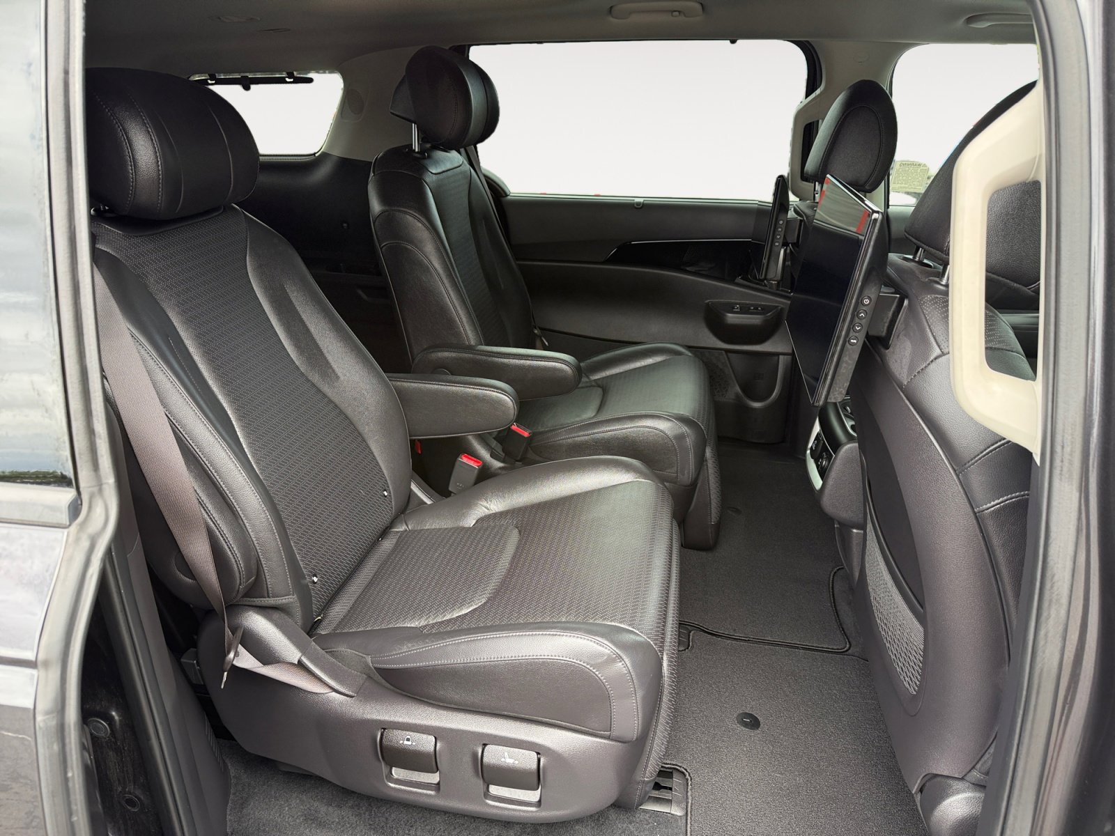 Used 2025 Kia Carnival SX Prestige image 19