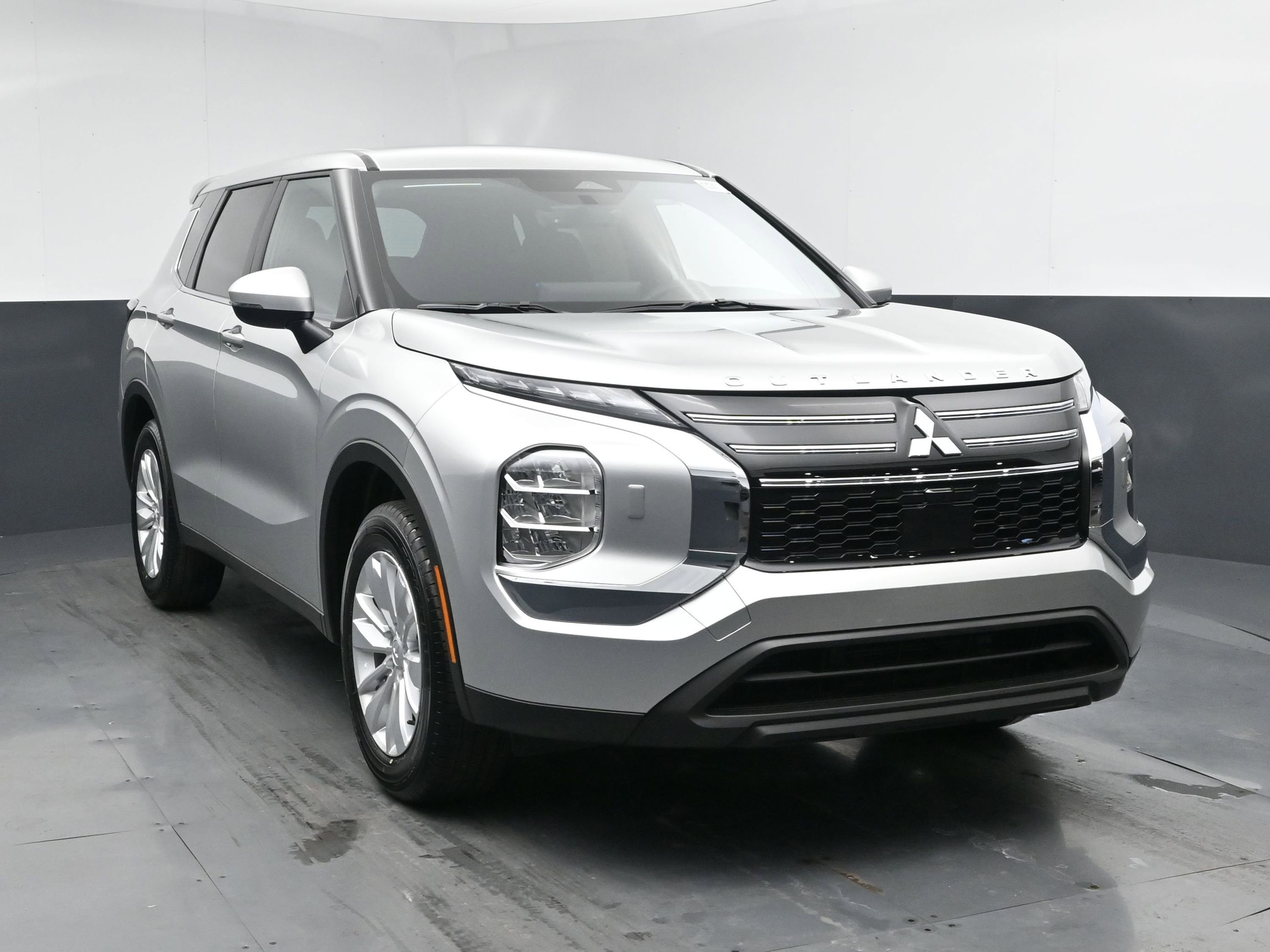 New 2025 Mitsubishi Outlander ES image 2