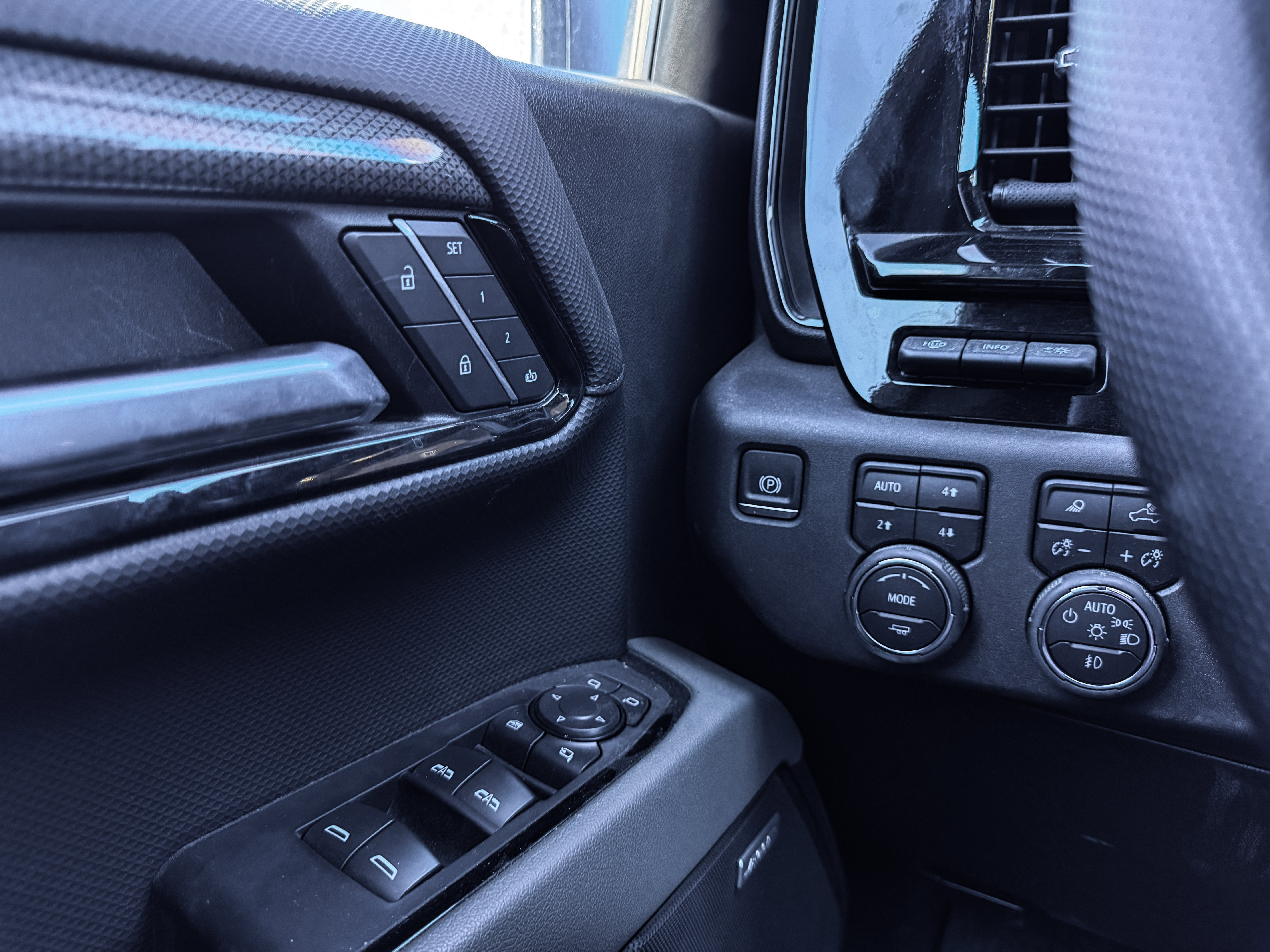 Used 2025 Chevrolet Silverado 1500 ZR2 w/ Technology Package image 13