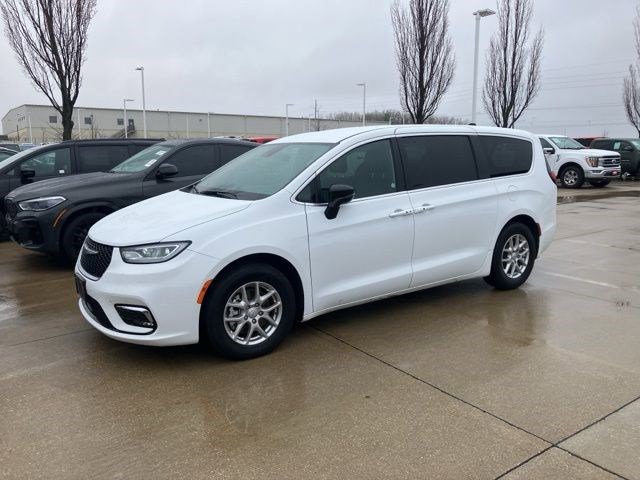 Used 2025 Chrysler Pacifica Select image 1