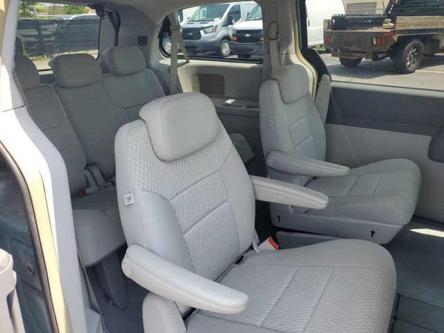 Used 2009 Chrysler Town & Country Touring FWD image 22