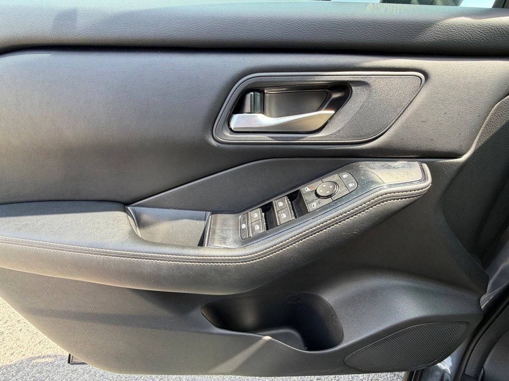 Used 2025 Nissan Rogue SV FWD image 29