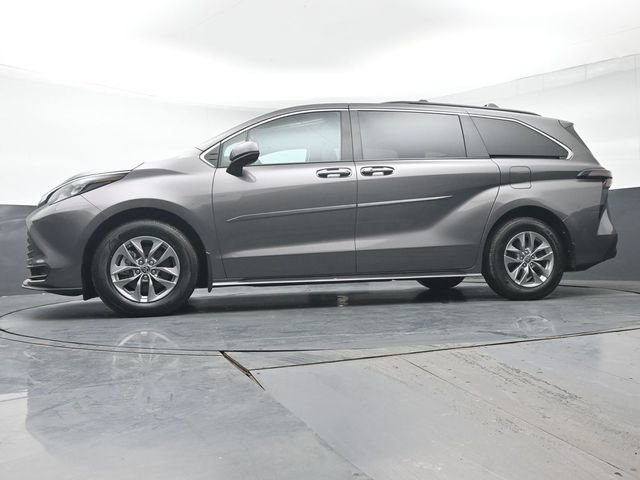 Certified 2024 Toyota Sienna LE w/ LE Plus Package image 34