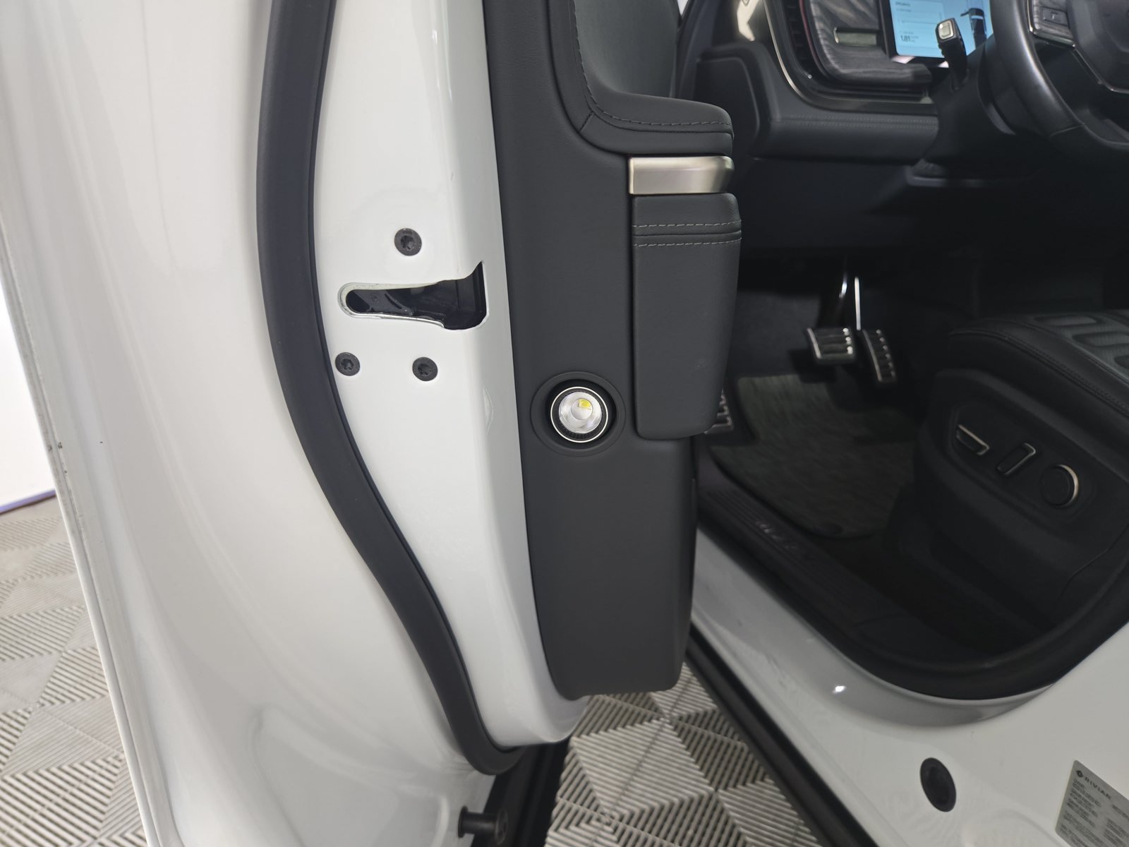 Used 2022 Rivian R1T Adventure AWD/4WD image 30