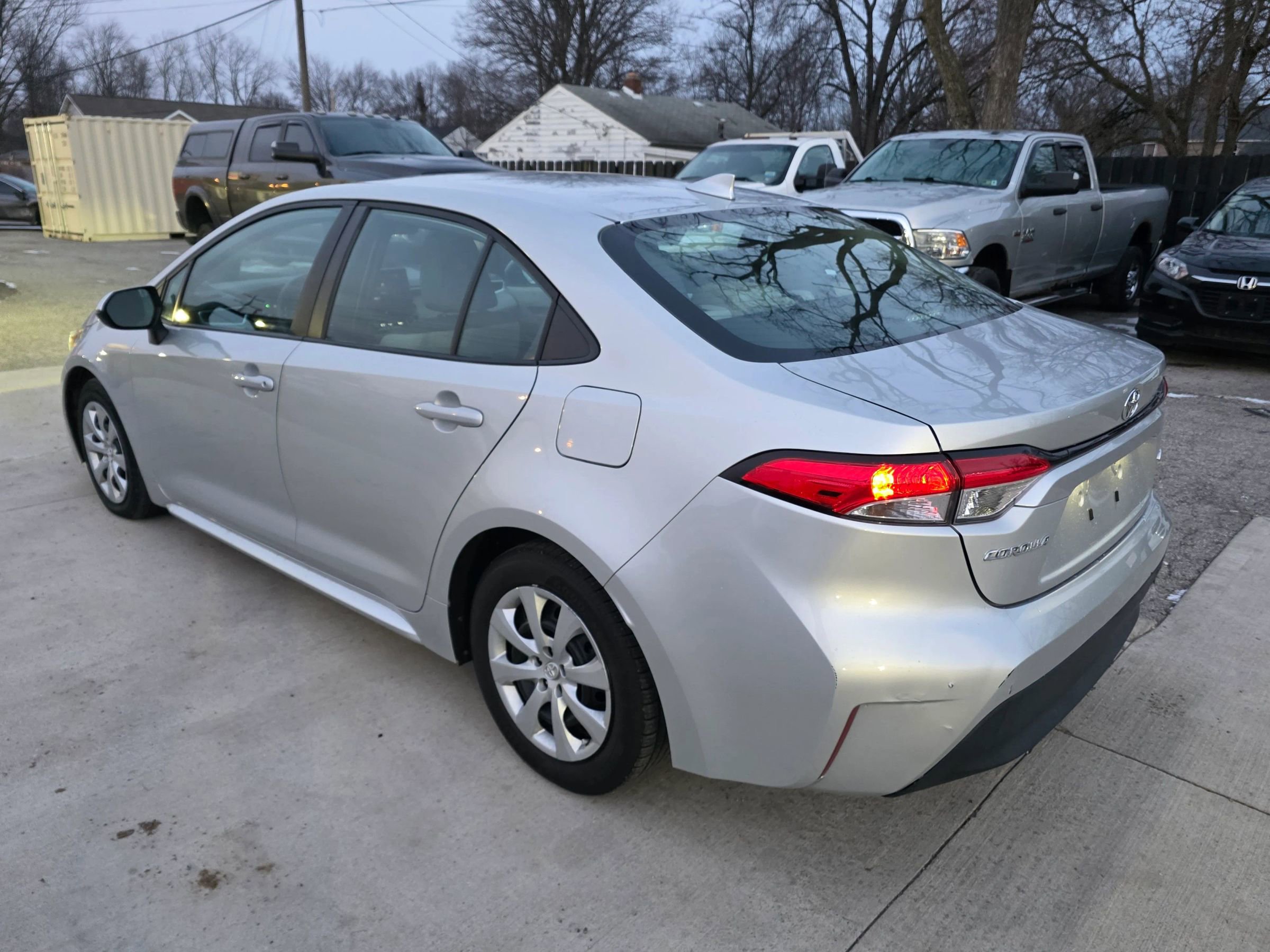 Used 2023 Toyota Corolla LE image 3