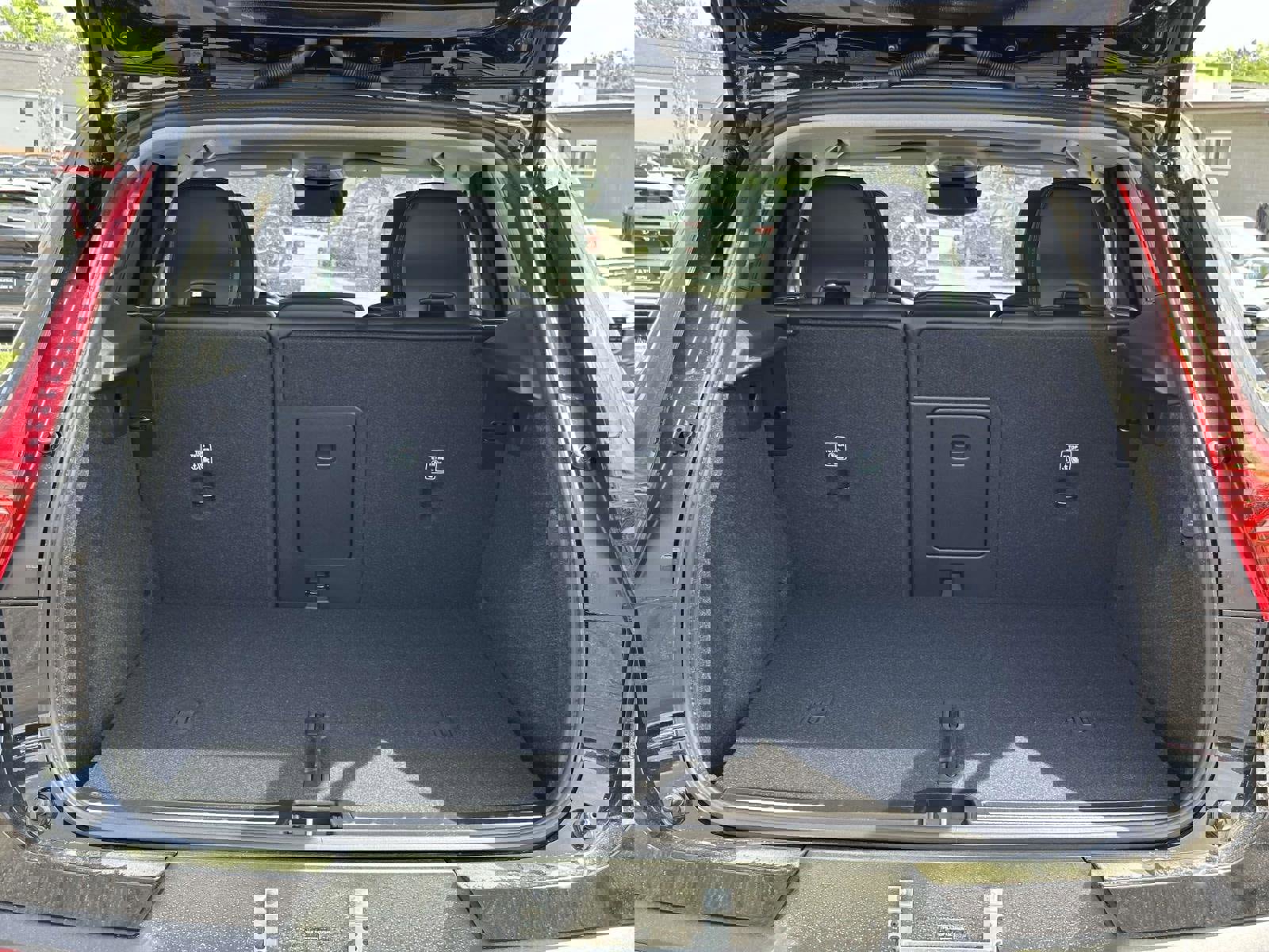 Certified 2025 Volvo XC40 B5 Ultra w/ Climate Package image 14