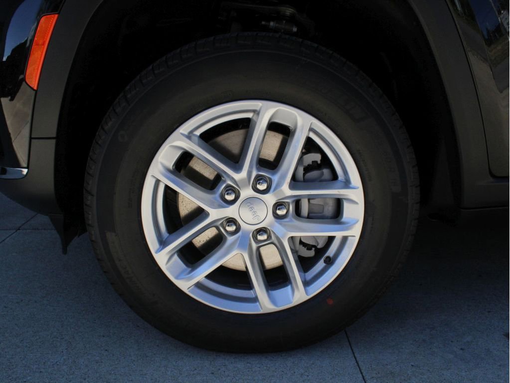 New 2025 Jeep Grand Cherokee L Laredo image 38