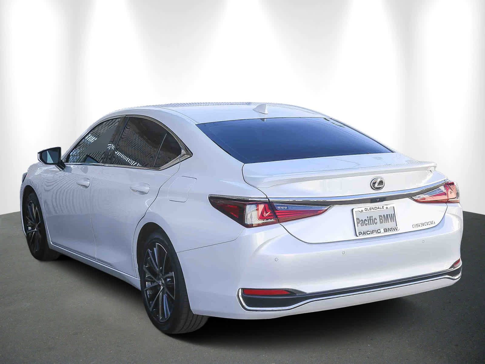 Used 2024 Lexus ES 300h w/ Premium Package image 4