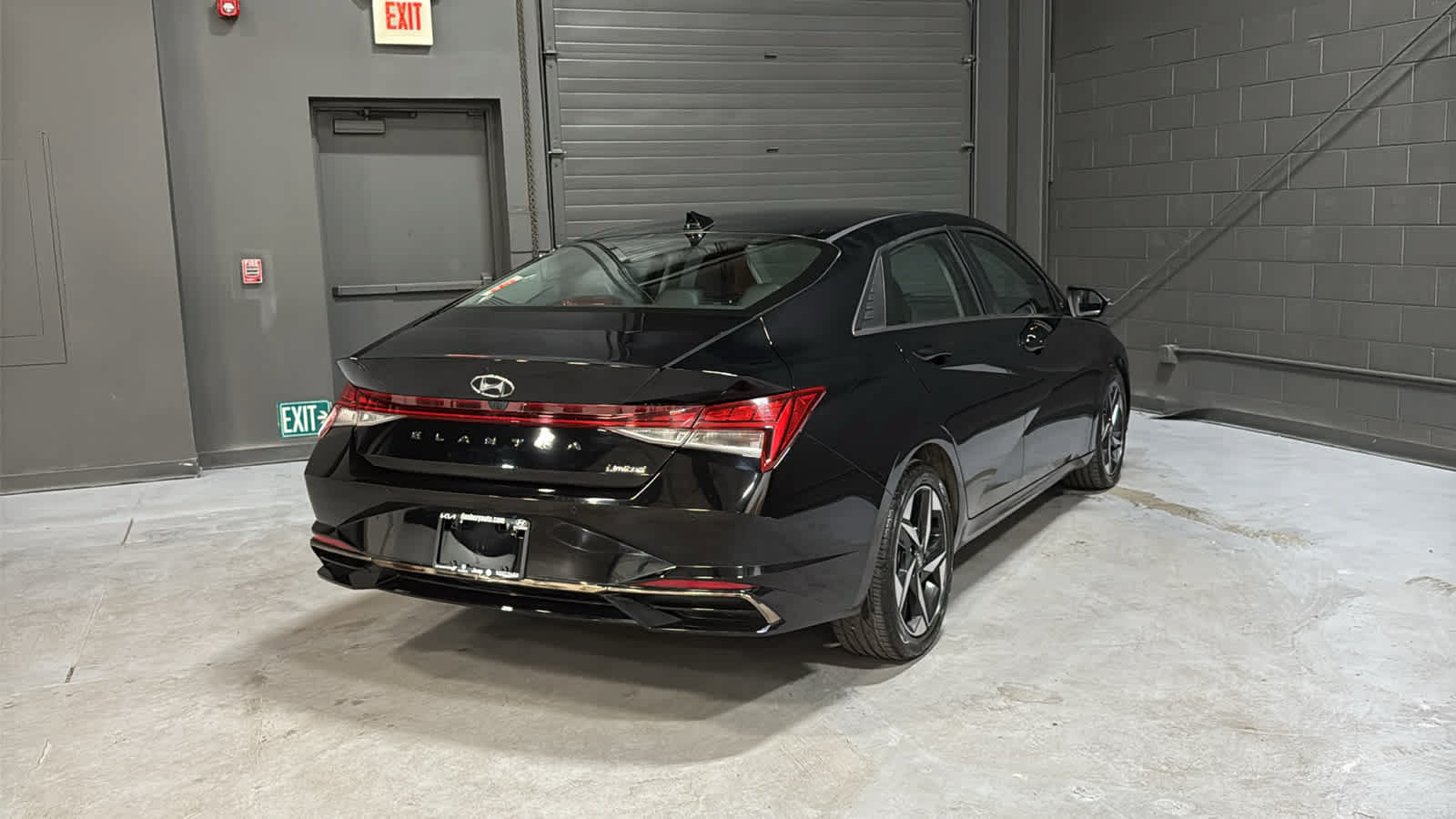 Used 2022 Hyundai Elantra Limited FWD image 4
