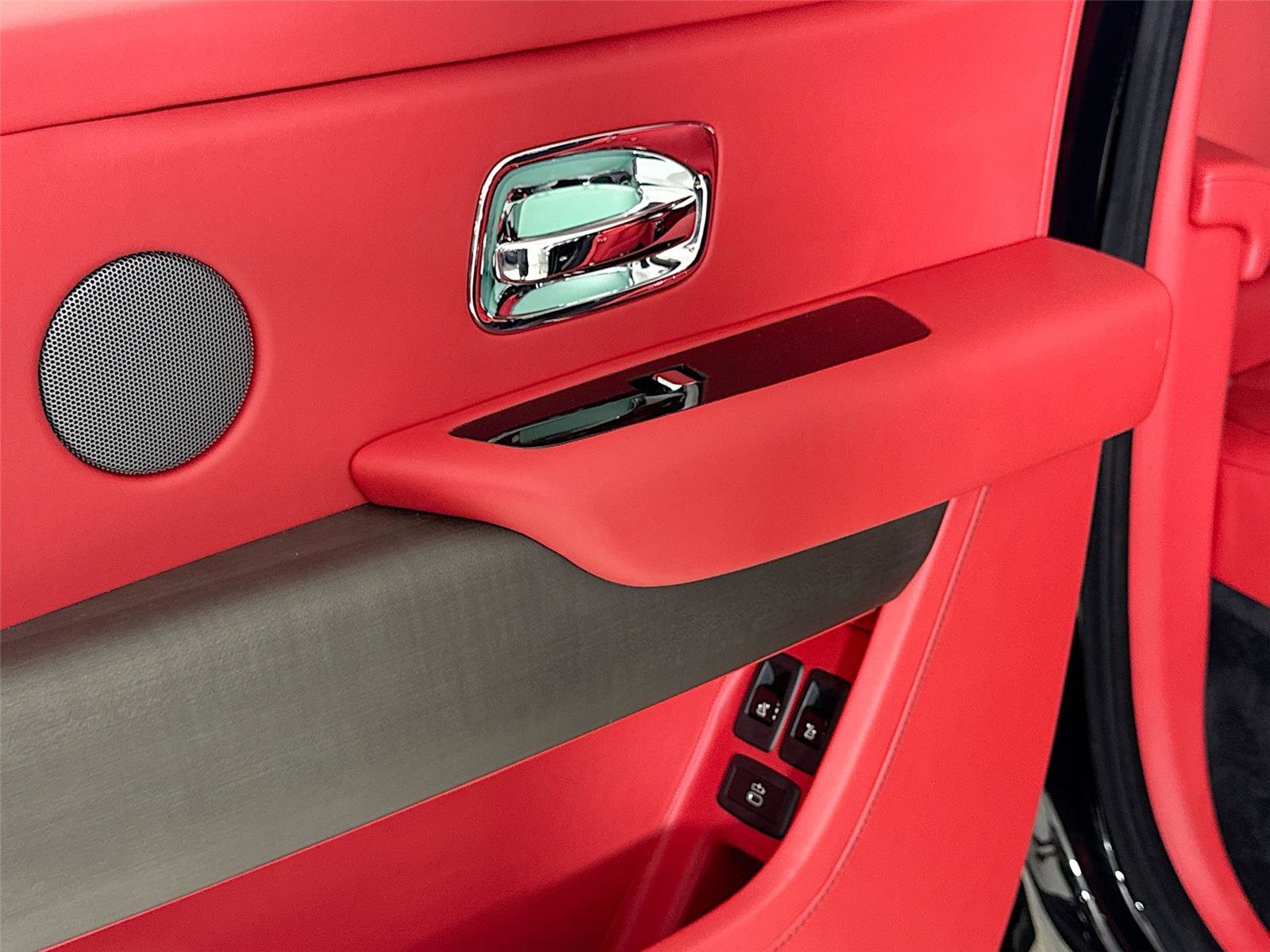 Used 2025 Rolls-Royce Cullinan image 35