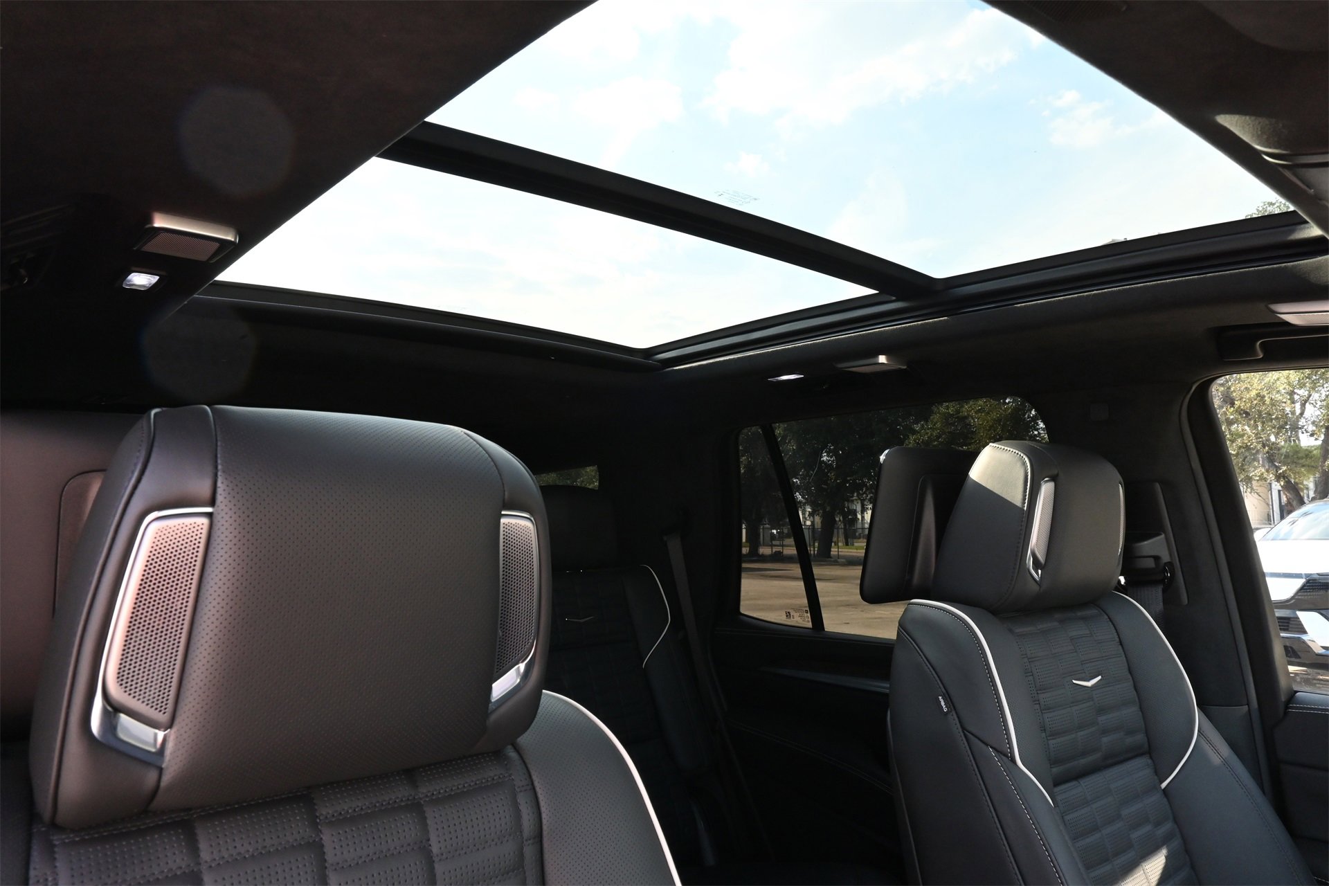 New 2025 Cadillac Escalade Sport Platinum w/ LPO, ONYX Package image 26