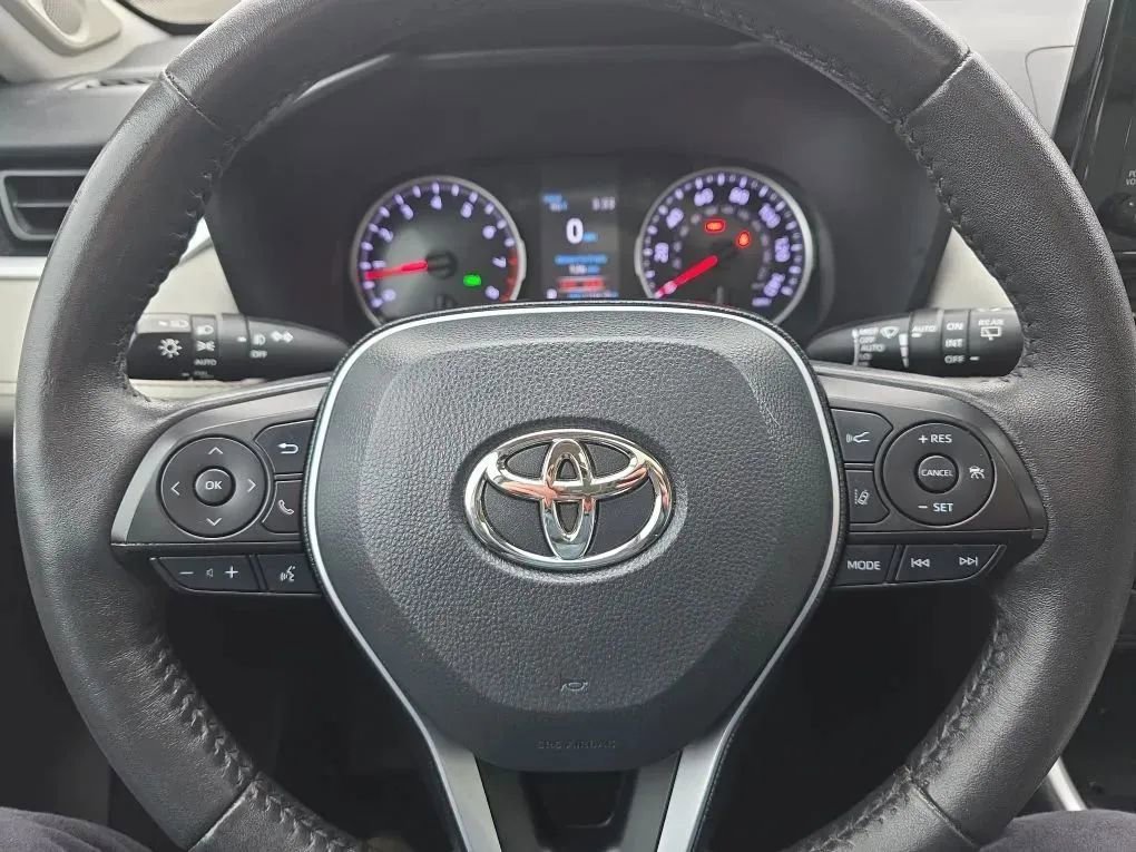 Used 2021 Toyota RAV4 XLE Premium image 18