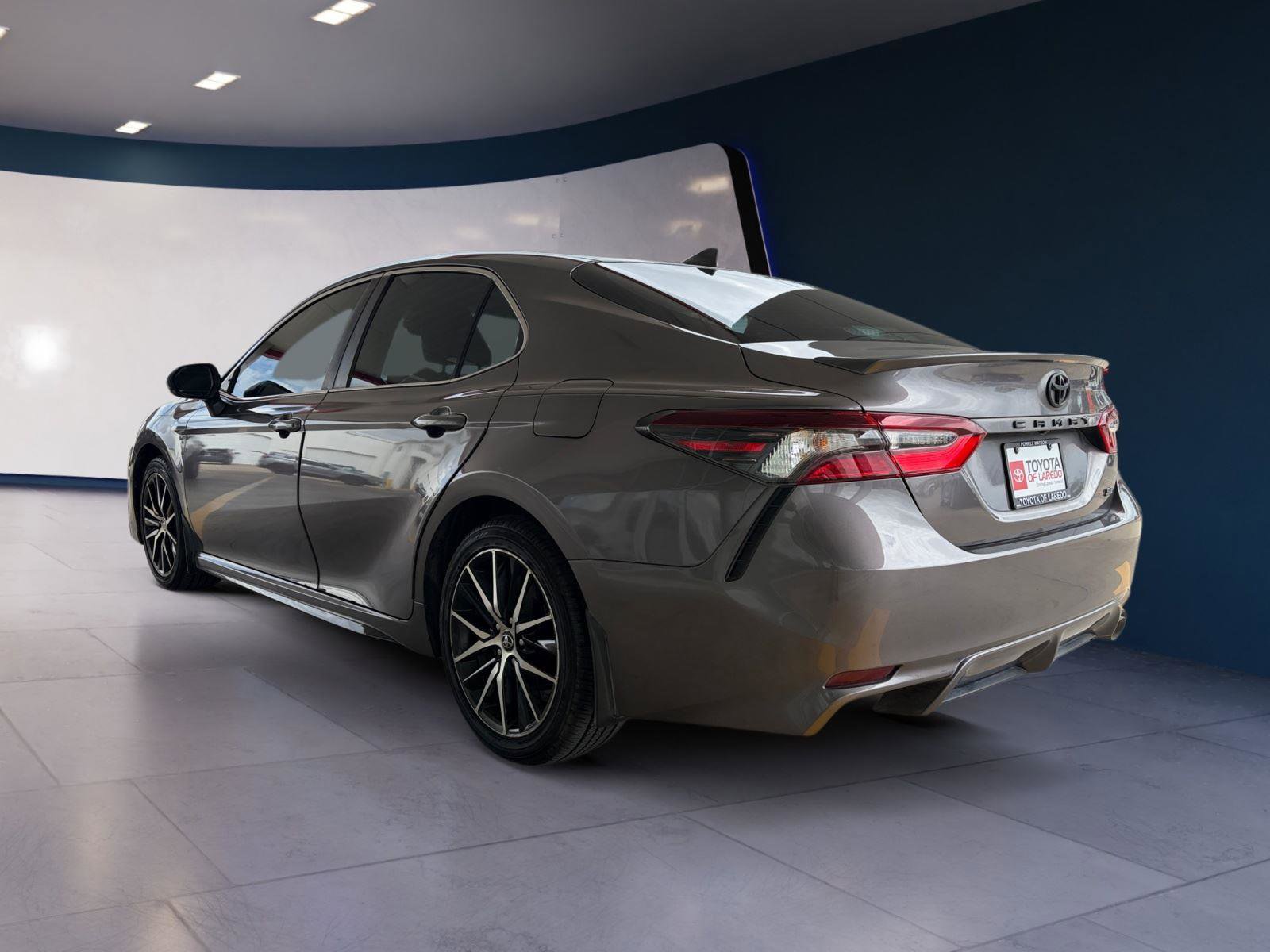 Used 2023 Toyota Camry SE image 3