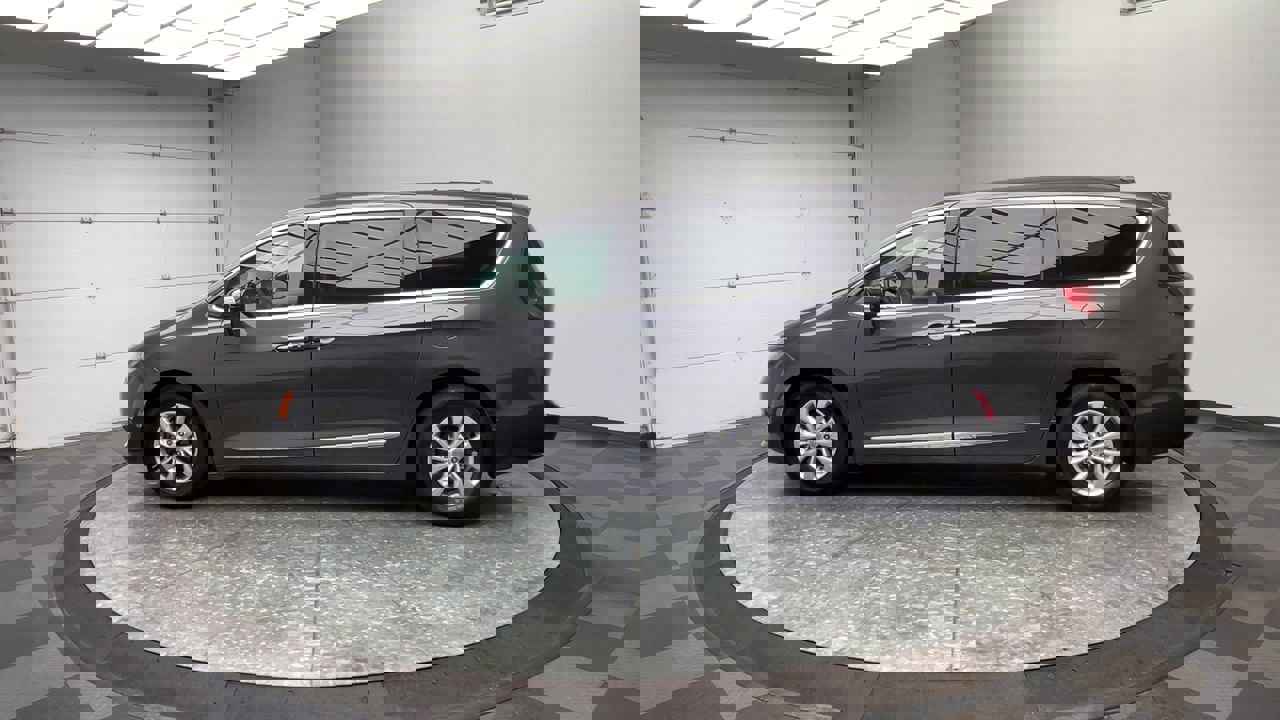 Used 2017 Chrysler Pacifica Touring-L image 35