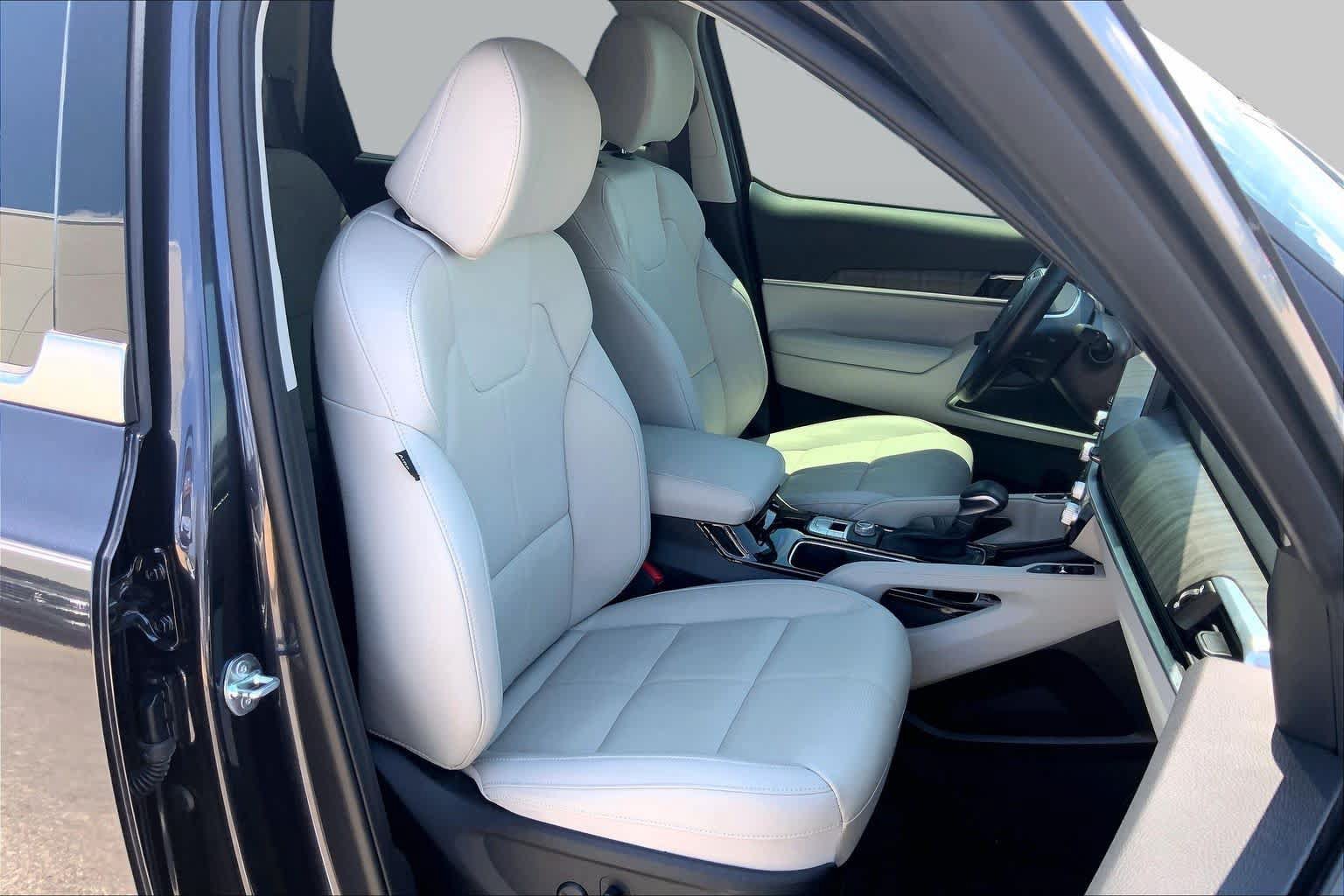 Used 2025 Kia Telluride SX w/ SX Captain's Chair Package FWD image 9