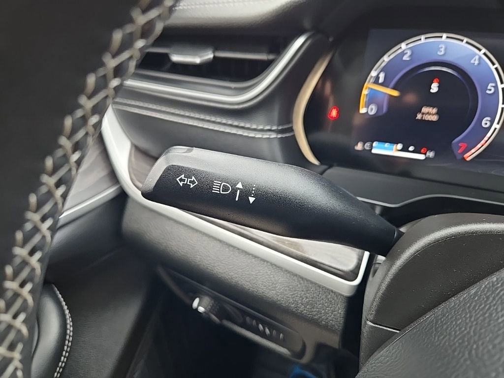 Used 2023 Jeep Grand Cherokee L Limited w/ Black Appearance Package image 16