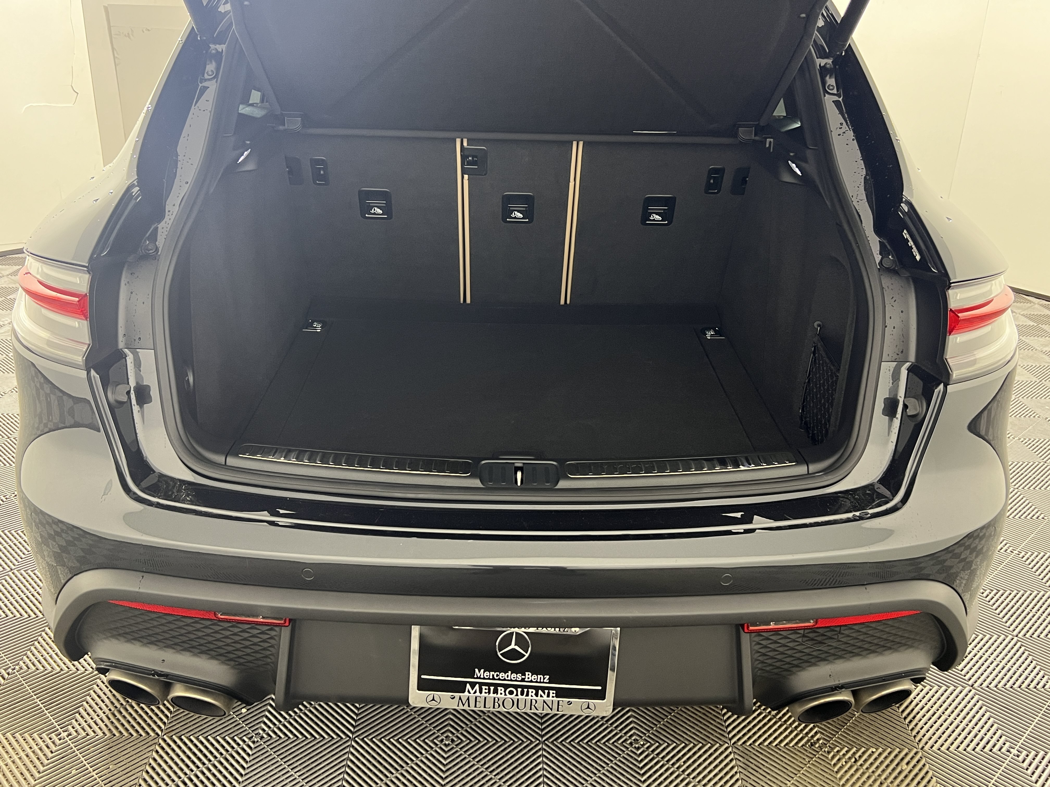 Certified 2024 Porsche Macan S AWD/4WD image 21