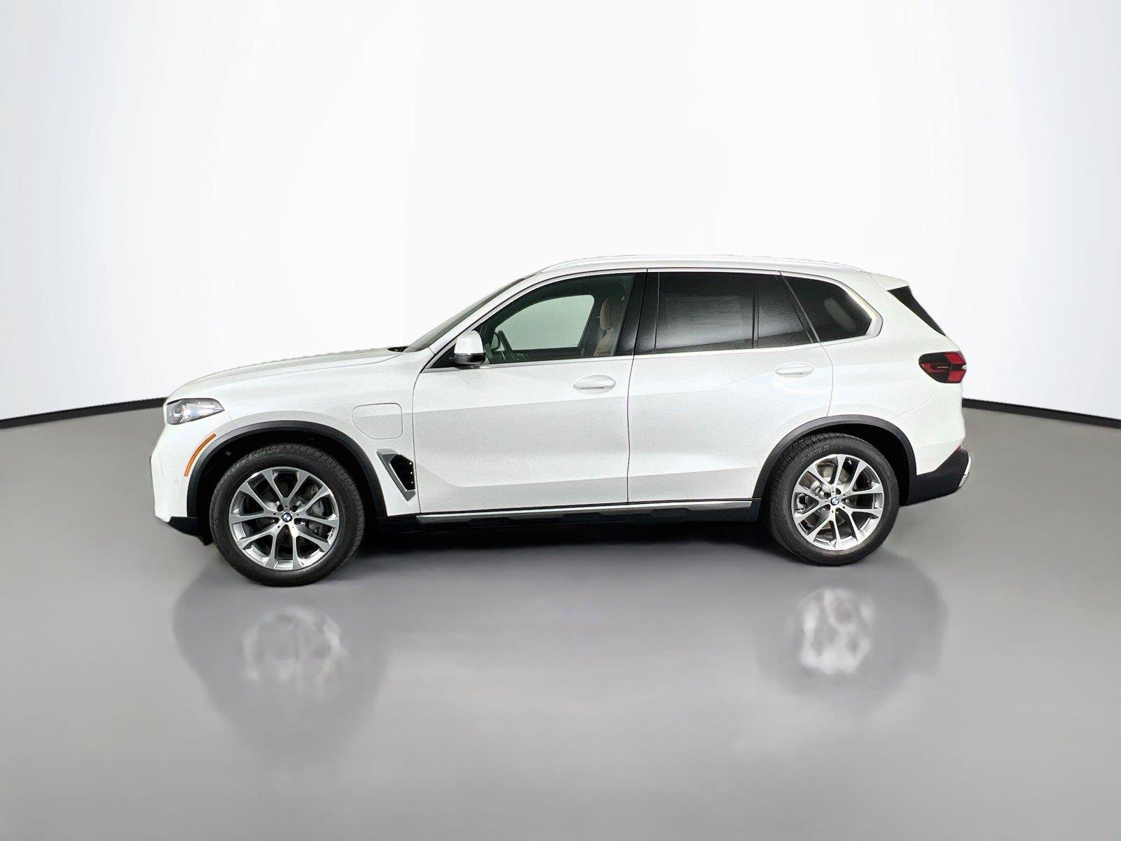 New 2026 BMW X5 xDrive50e w/ Climate Comfort Package AWD/4WD image 3