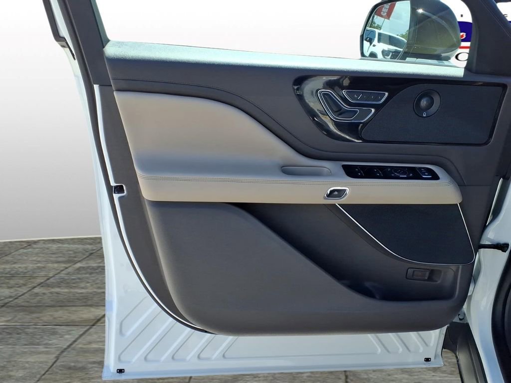 Used 2023 Lincoln Aviator Reserve RWD image 12