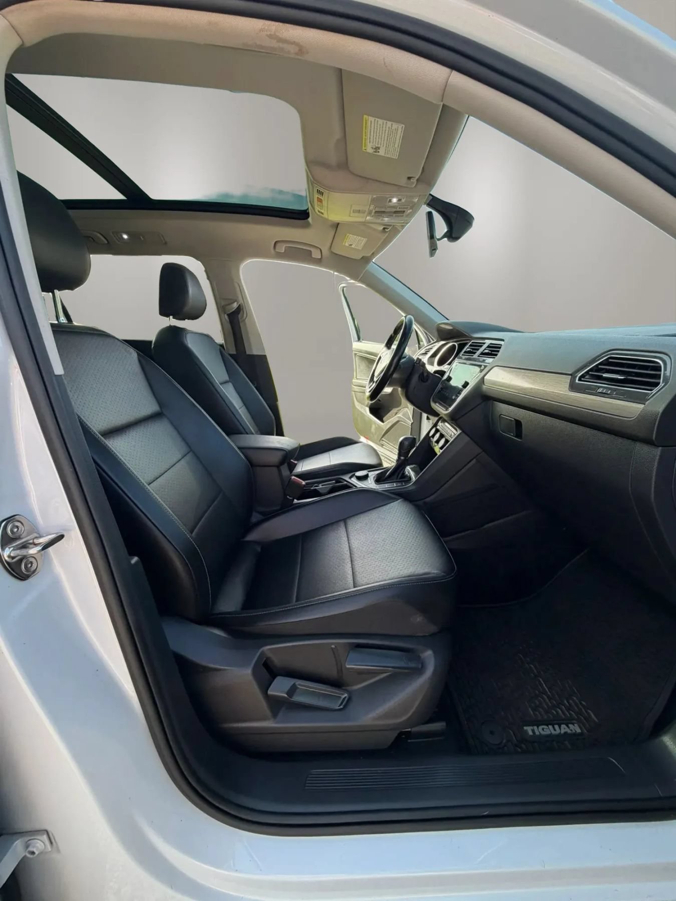 Used 2018 Volkswagen Tiguan SE w/ Panoramic Sunroof Package AWD/4WD image 10