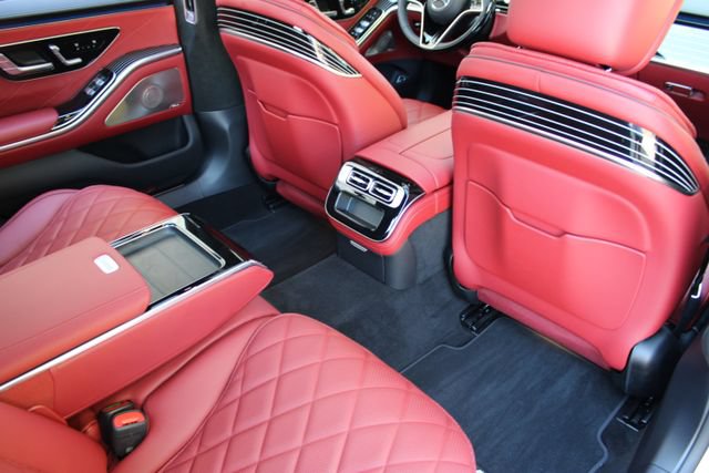 Used 2025 Mercedes-Benz S 580 4MATIC Sedan w/ AMG Line Package image 14